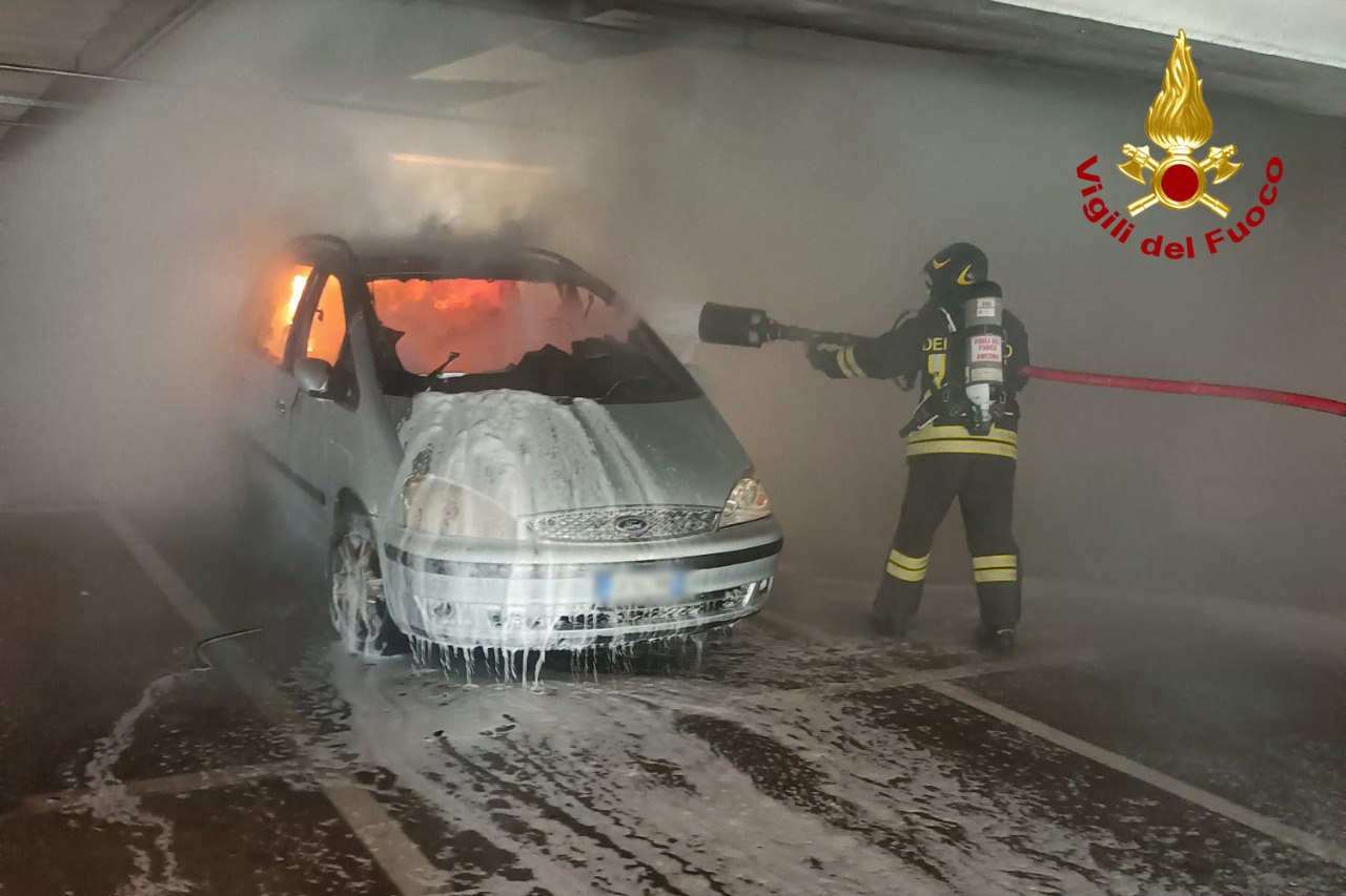 Auto in fiamme nel parcheggio sotterraneo dell'Ikea: evacuato il negozio